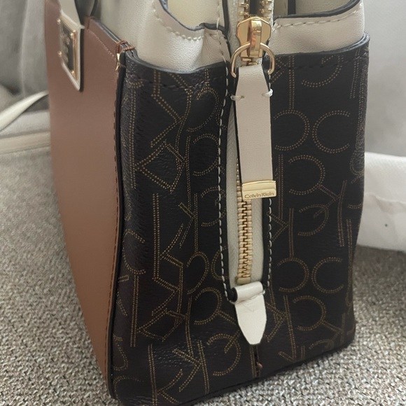 NWOT Calvin Klein Signature Crossbody Shoulder Bag - Picture 5 of 15